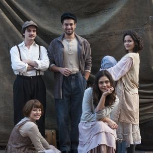 No navio Maria Vitória (Vitória Strada) conhece Giuseppe (Guilherme Prates), Tomaso (Ricardo Vianna), Felícia (Amanda De Godoi), Helena (Jéssika Alves) e Natália (Giulia Gayoso), na novela 'Tempo de Amar'
