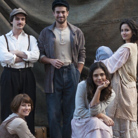 No navio Maria Vitória (Vitória Strada) conhece Giuseppe (Guilherme Prates), Tomaso (Ricardo Vianna), Felícia (Amanda De Godoi), Helena (Jéssika Alves) e Natália (Giulia Gayoso), na novela 'Tempo de Amar'
