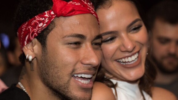 Bruna Marquezine e Neymar conversam em casamento e fãs vibram: 'Juntinhos'