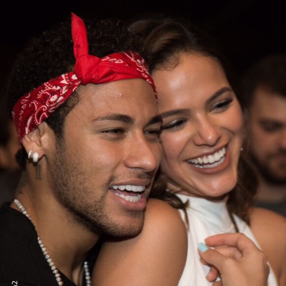 Bruna Marquezine e Neymar conversam ao pé do ouvido em festa de casamento de Marina Ruy Barbosa e Xandinho Negrão, em 7 de outubro de 2017