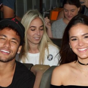 Bruna Marquezine e Neymar aparecem perto do palco sorrindo e conversando