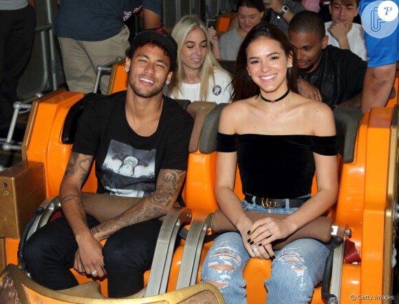 Bruna Marquezine e Neymar aparecem perto do palco sorrindo e conversando