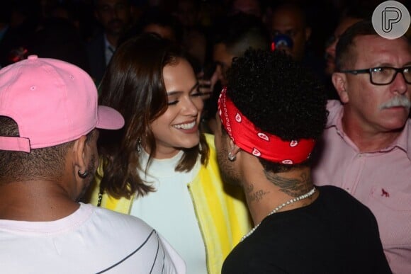 Bruna Marquezine e Neymar teriam trocado selinho durante a festa