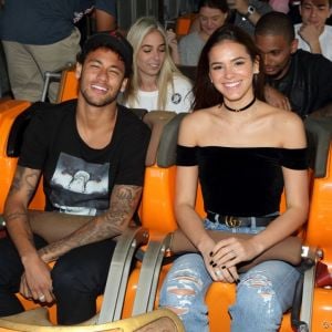 Fãs de Bruna Marquezine e Neymar apontam beijo do casal em casamento de Marina Ruy Barbosa, em 7 de outubro de 2017