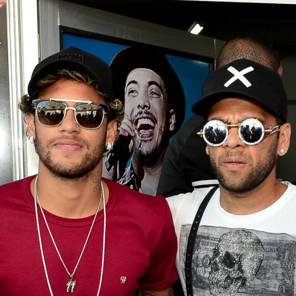 Neymar e Daniel Alves chegaram juntos ao casamento