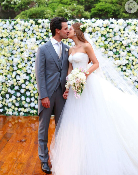Marina Ruy Barbosa usou um longo vestido de tule Dolce & Gabbana em casamento com Xandinho Negrão