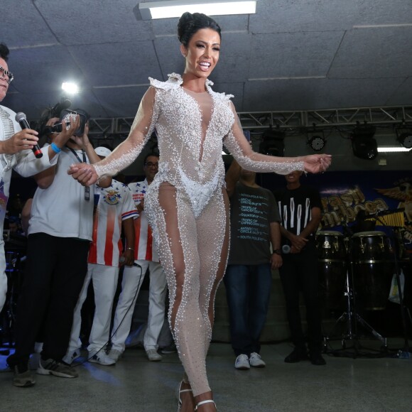 Gracyanne Barbosa já reinou à frente dos ritmistas de escolas cariocas