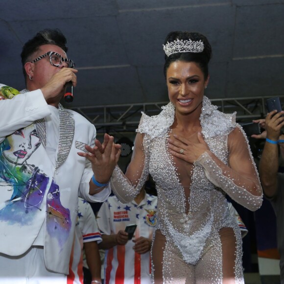 Gracyanne Barbosa apareceu com look ousado na cerimônia de coração como rainha de bateria da União da Ilha