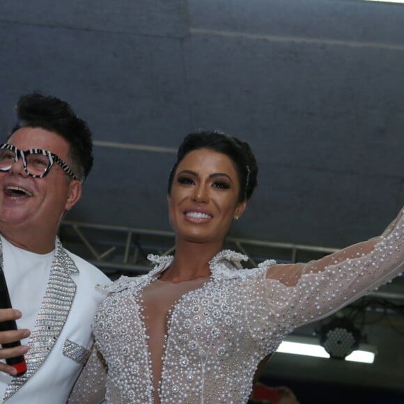 Gracyanne Barbosa posou sorridente antes de ser coroada rainha de bateria da União da Ilha