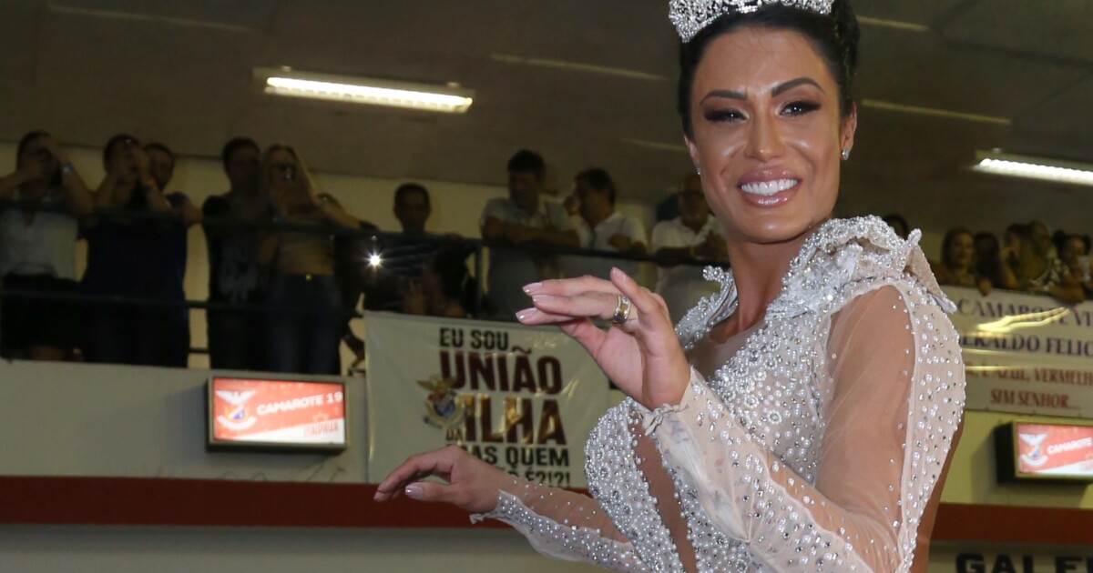 Gracyanne Barbosa aposta em look ousado em coroação da União da