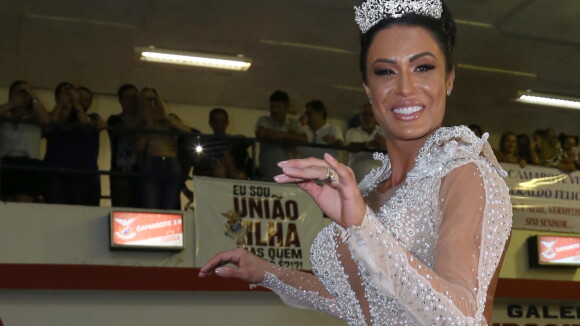 Gracyanne Barbosa aposta em look ousado em coroação da União da Ilha. Fotos!