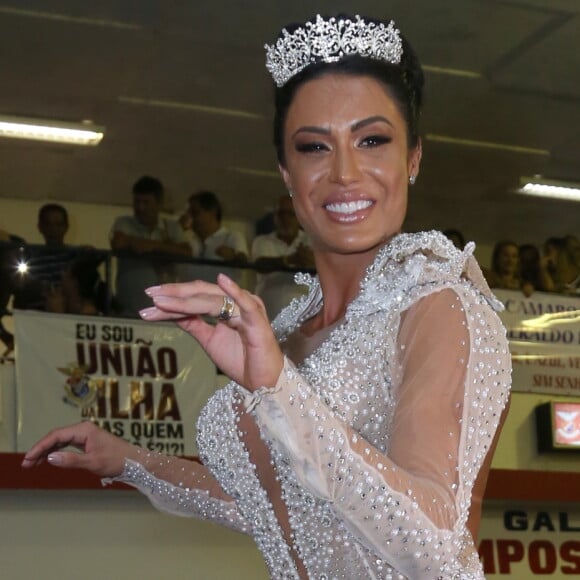 Gracyanne Barbosa apostou em um look ousado para coroação da União da Ilha na madrugada deste domingo, 8 de outubro de 2017