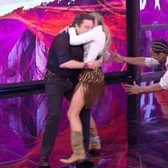 Faustão é derrubado por Adriane Galisteu no 'Dança dos Famosos', em 8 de outubro de 2017
