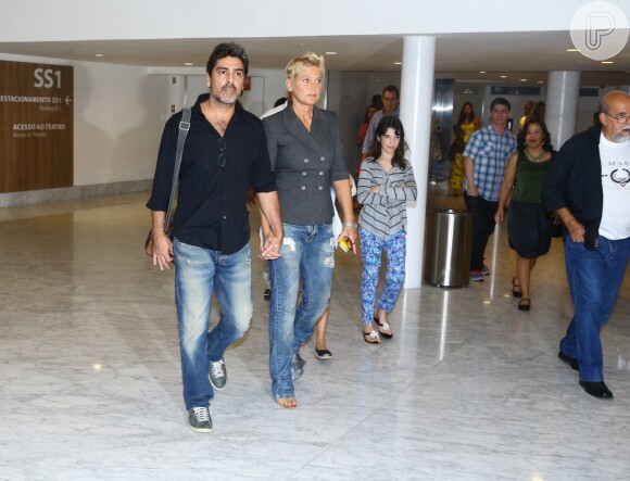 Xuxa e Junno Andrade foram assistir ao musical 'Rita Lee' neste sábado (03 de maio de 2014)