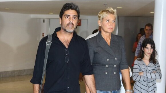Com bota ortopédica, Xuxa vai com Junno Andrade a teatro no Rio