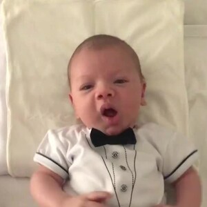 Andressa Suita se derrete por filho usando gravata borboleta: 'Pinguinzinho'