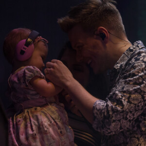 Michel Teló recebeu Melinda, de 1 ano, no palco do São Paulo Oktoberfest