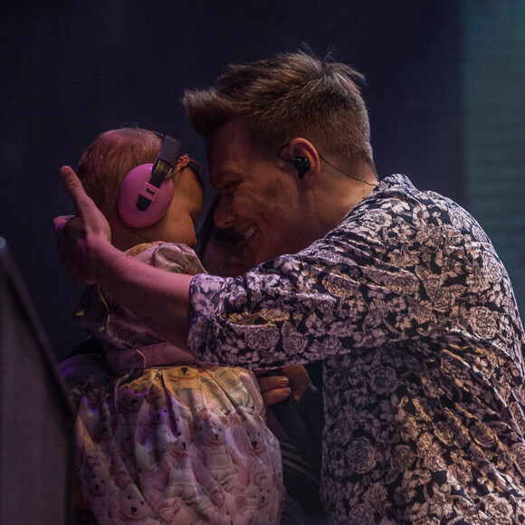 Michel Teló e a filha, Melinda, esbanjaram fofura no palco