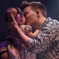 Fofura! Michel Teló dá beijo na filha, Melinda, durante show em SP. Fotos!