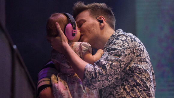 Fofura! Michel Teló dá beijo na filha, Melinda, durante show em SP. Fotos!