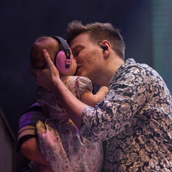 Michel Teló recebeu a mulher, Thais Fersoza, e a filha, Melinda, em seu show no São Paulo Oktoberfest, no domingo, 9 de outubro de 2017