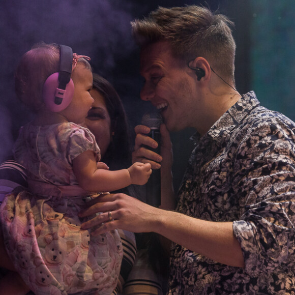Michel Teló cantou para a filha, Melinda, de 1 ano no São Paulo Oktoberfest