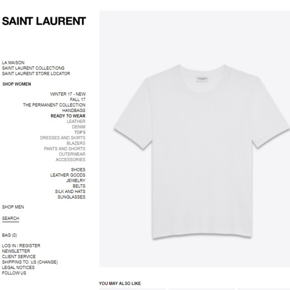 Acompanhando a saia da grife Prada e a sandália Miu Miu, a t-shirt básica de Alice Wegmann pode ser comprada no site da marca francesa Yves Saint Laurent e custa R$ 1.108