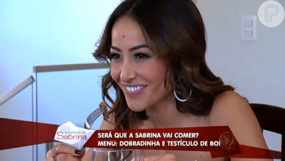 Sabrina Sato foi obrigada a comer testículos de boi preparado pelo jornalista Marcelo Rezende no seu segundo programa, exibido na noite deste sábado, 3 de maio de 2014