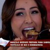Sabrina Sato não escapou e teve que encarar os pratos preparados pelo jornalista Marcelo Rezende