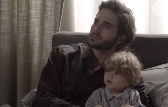 Ruy (Fiuk) sai de casa com Ruyzinho (Lorenzo Souza) para impedir que Ritinha (Isis Valverde) veja o filho, na novela 'A Força do Querer', em 9 de outubro de 2017