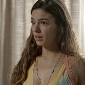 Ritinha (Isis Valverde) espera para visitar o filho e comenta com Marilda (Dandara Mariana) que estão demorando a aparecer no play com o menino, na novela 'A Força do Querer'