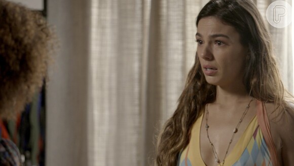 Ritinha (Isis Valverde) espera para visitar o filho e comenta com Marilda (Dandara Mariana) que estão demorando a aparecer no play com o menino, na novela 'A Força do Querer'