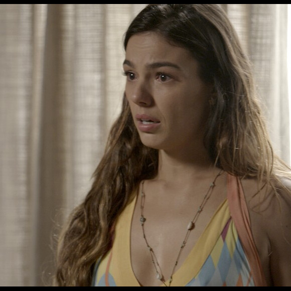 Ritinha (Isis Valverde) espera para visitar o filho e comenta com Marilda (Dandara Mariana) que estão demorando a aparecer no play com o menino, na novela 'A Força do Querer'