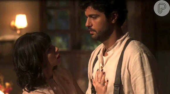 Lucinda (Andreia Horta) e Inácio (Bruno Cabrerizo) se beijam, na novela 'Tempo de Amar', em 13 de outubro de 2017