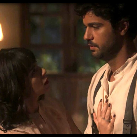 Lucinda (Andreia Horta) e Inácio (Bruno Cabrerizo) se beijam, na novela 'Tempo de Amar', em 13 de outubro de 2017