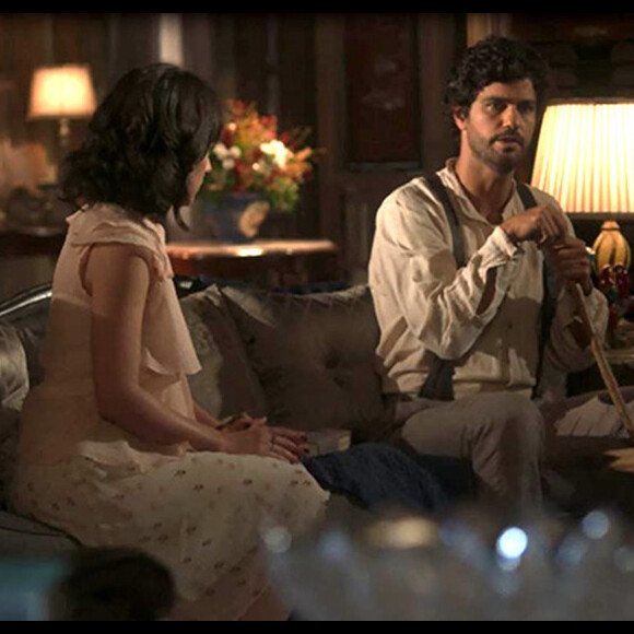 Lucinda (Andreia Horta) conta a Inácio (Bruno Cabrerizo) a trágica história da morte de sua mãe, e os dois acabam se beijando, na novela 'Tempo de Amar'