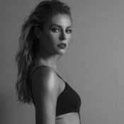 Paolla Oliveira, de body, exibe tattoo na costela em ensaio preto e branco. Veja