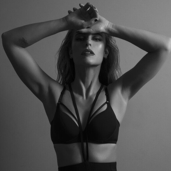 Paolla Oliveira exibe corpo torneado em ensaio preto e branco 