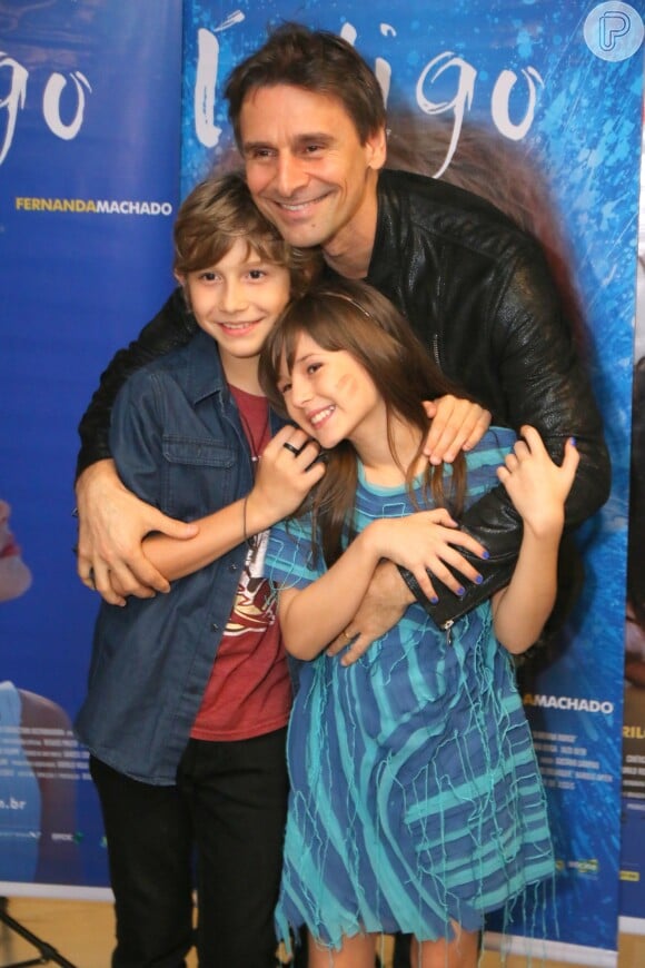 Murilo Rosa posa ao lado do primogênito Lucas e Letícia Braga, atriz mirim que vive a personagem Sofia, filha do ator no longa 'A Menina Índigo'