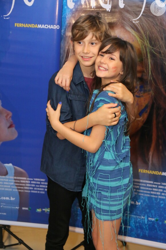 Lucas e Letícia Braga roubam a cena e posam abraçadinhos em mais uma sessão do filme 'A Menina Índigo'