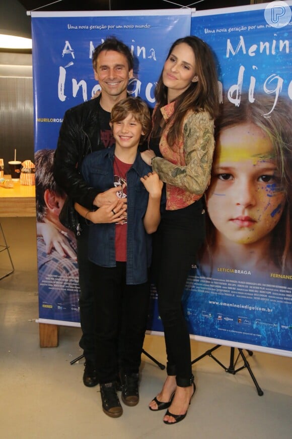 Murilo Rosa posa em família no lançamento de 'A Menina Índigo'