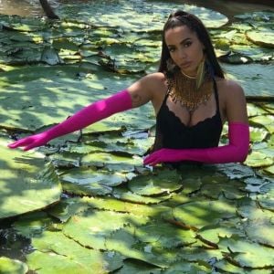 Anitta entra em rio com vitórias-régias para gravar clipe da música 'Is That For Me' no meio da floresta Amazônica, no Norte do Brasil