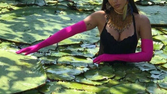 Anitta entra em rio da Amazônia durante gravação de novo clipe 'Is That For Me'