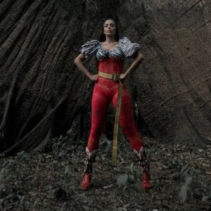 Anitta apostou em peças coladas ao corpo e com decotes para garantir a sensualidade do clipe de 'Is That For Me', rodado na floresta Amazônica, no Amazonas