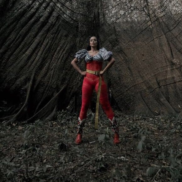 Anitta apostou em peças coladas ao corpo e com decotes para garantir a sensualidade do clipe de 'Is That For Me', rodado na floresta Amazônica, no Amazonas