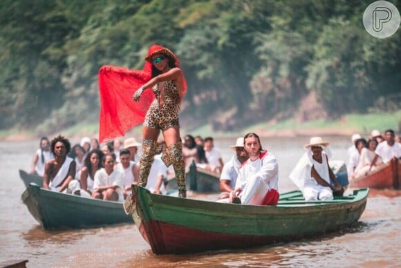 Anitta usou roupas em animal print para gravar na floresta Amazônica o clipe da música 'Is That For Me' em parceria com o DJ sueco Alesso