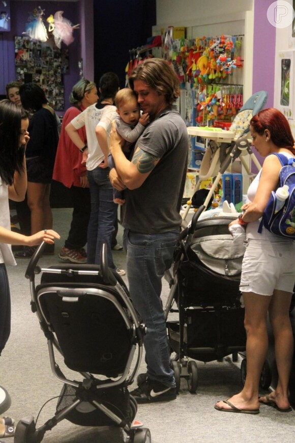 Dado Dolabella é flagrado em passeio com a família em shopping do Rio, em julho de 2012