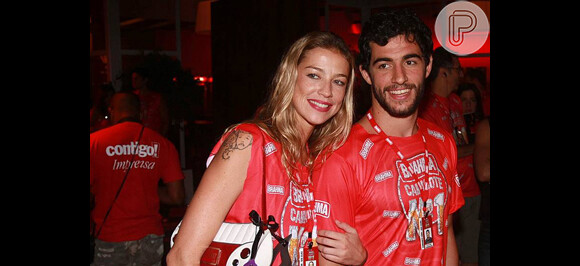 Luana Piovani posa com Felipe Simão, namorado dela na época, no camarote em que o processo começou, em fevereiro de 2009