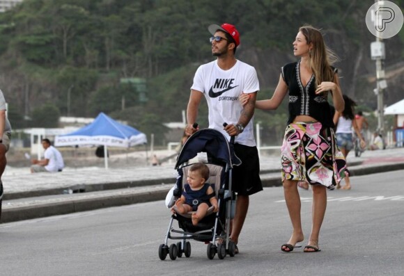 Luana Piovani é flagrada com o marido, Pedro Scooby, e o filho, Dom, em passeio no Rio, em janeiro de 2013