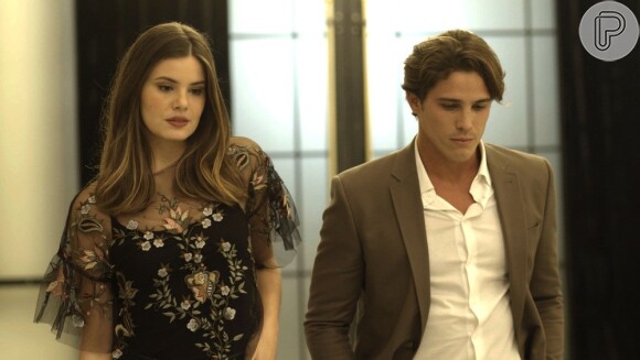Em cena recente de 'Pega Pega', Luiza (Camila Queiroz) exibiu uma blusa transparente floral